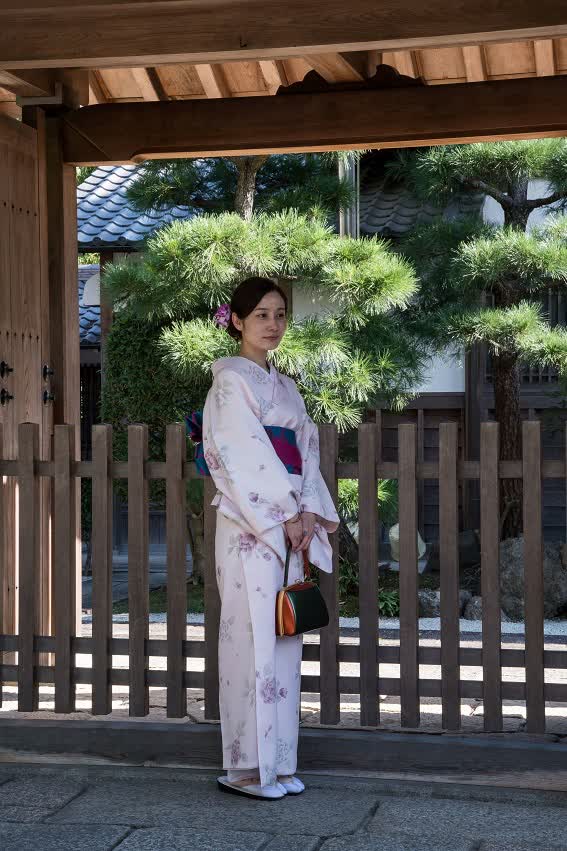 Japonaise en Kimono Blanc avec Ceinture Sombre