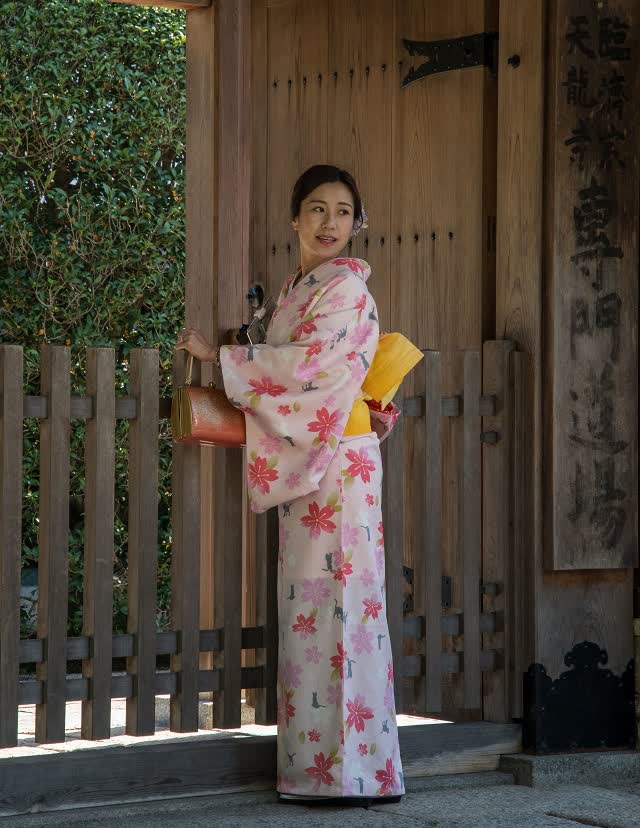 Japonaise en Kimono Blanc Motif Floral Rose