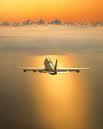 Avion de ligne sous le soleil levant